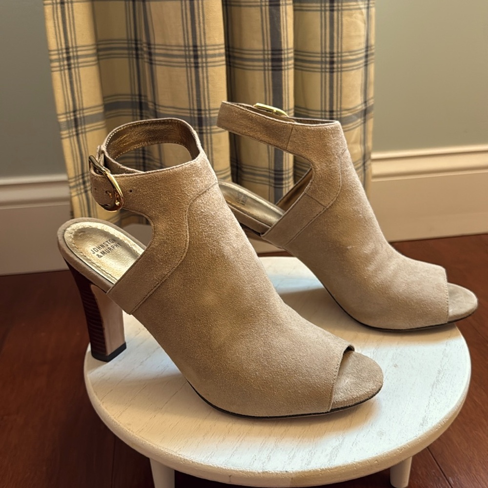 Size 8 Johnston&Murphy tan suede shoes